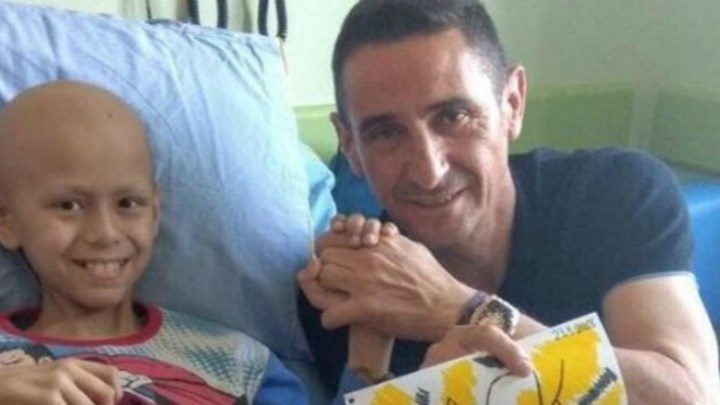 Ο Χιμένεθ δωρίζει το μετάλλιο του πρωταθλητή στον μικρό Ανδρέα