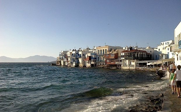 Οι αυθαιρεσίες στη Μύκονο συνεχίζονται, αλλά εκείνοι που τις έκαναν κυκλοφορούν ανενόχλητοι