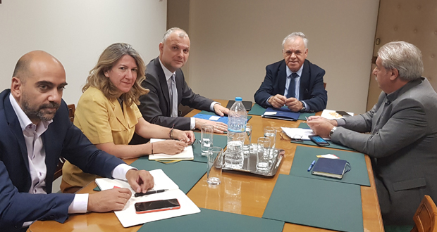 Συνάντηση Δραγασάκη με τον CEO της Αθηναϊκής Ζυθοποιίας