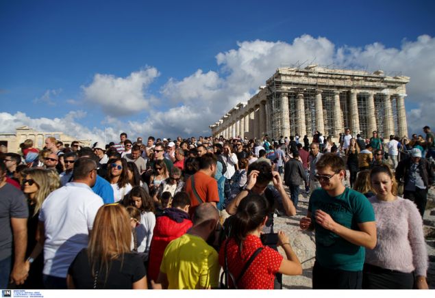«Βούλιαξε» η Ακρόπολη από τον κόσμο – Ελεύθερη η είσοδος λόγω εθνικής επετείου