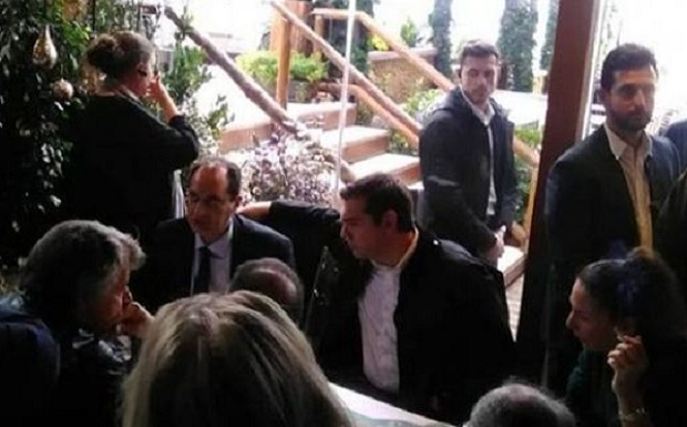 Στο Μάτι ο Τσίπρας με τον Σπίρτζη – Συναντήθηκαν με κατοίκους