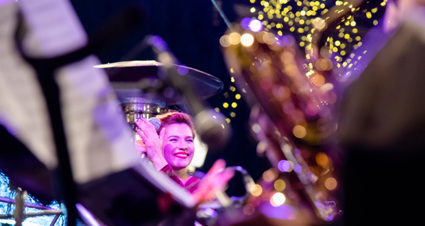 Η Big Band του δήμου Αθηναίων και η Πέννυ Μπαλτατζή συνθέτουν το απόλυτο χριστουγεννιάτικο τζαζ μουσικό σκηνικό