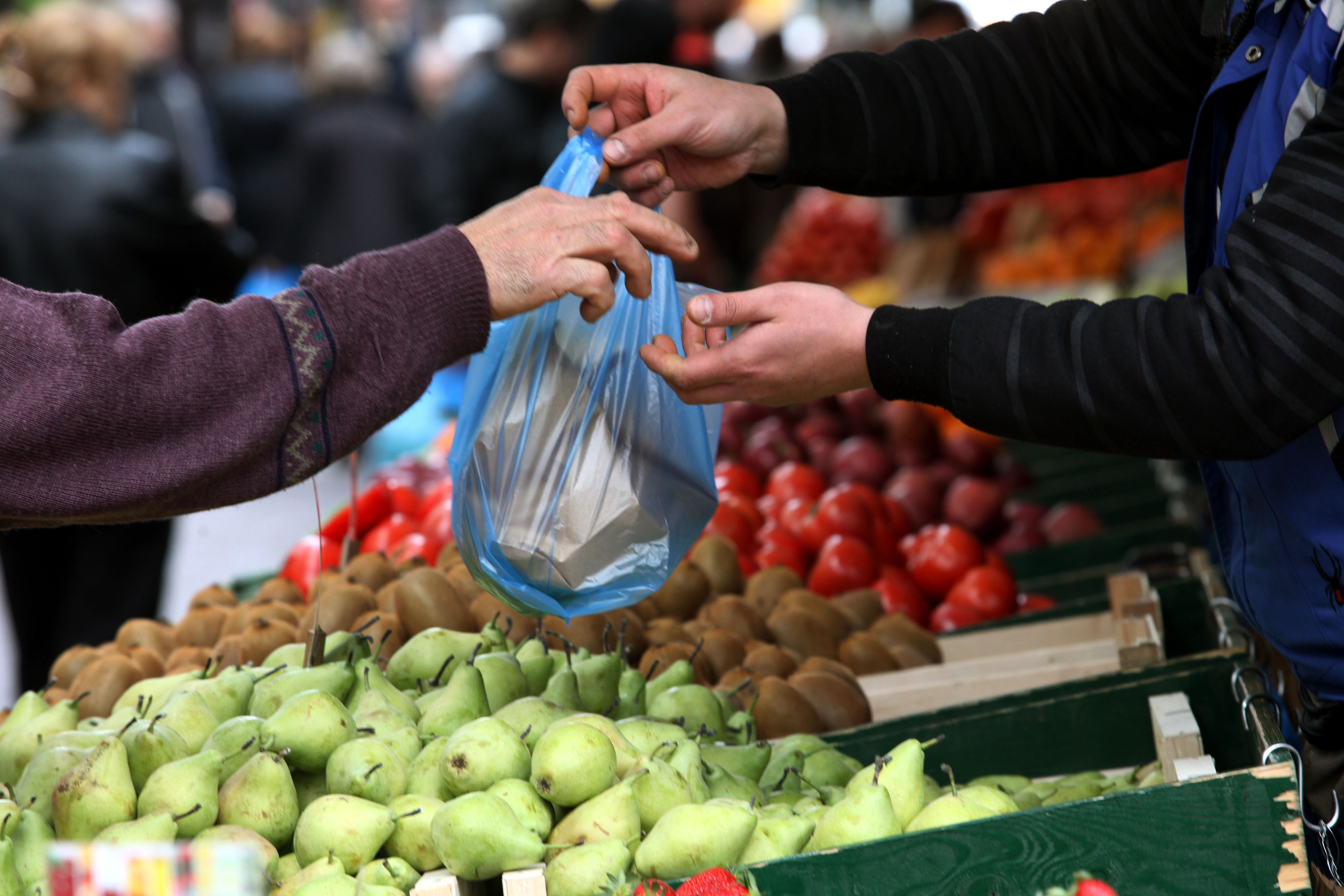 ΙΟΒΕ: Το 64% των Ελλήνων μόλις που τα βγάζει πέρα