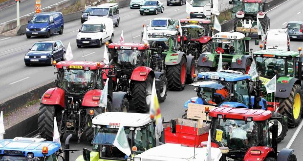Αγρότες-κτηνοτρόφοι: Αποχωρούν το Σάββατο από τα μπλόκα