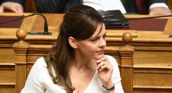 Έφη Αχτσιόγλου: “Για τη ΝΔ, ό,τι δαπανά το κράτος πηγαίνει σε μαύρη τρύπα”