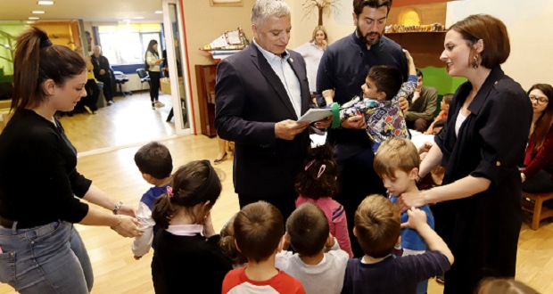 Στην Κιβωτό του Κόσμου για να προσφέρει δώρα στα παιδιά ο πρόεδρος του ΙΣΑ Γ. Πατούλης