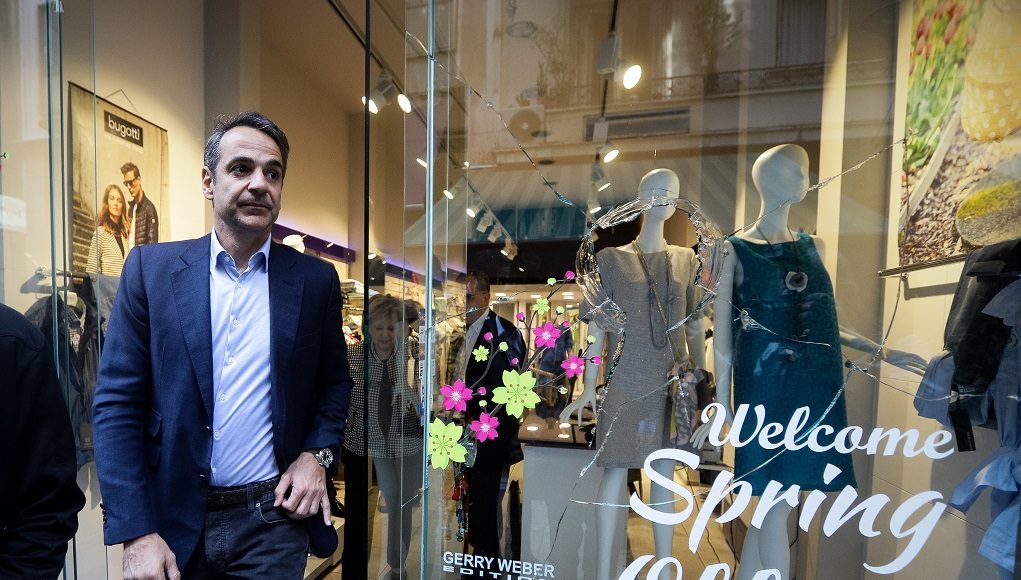 Επίσκεψη Μητσοτάκη στη Βουκουρεστίου – Ελεύθεροι 12 από τους 15 προσαχθέντες για τις καταστροφές