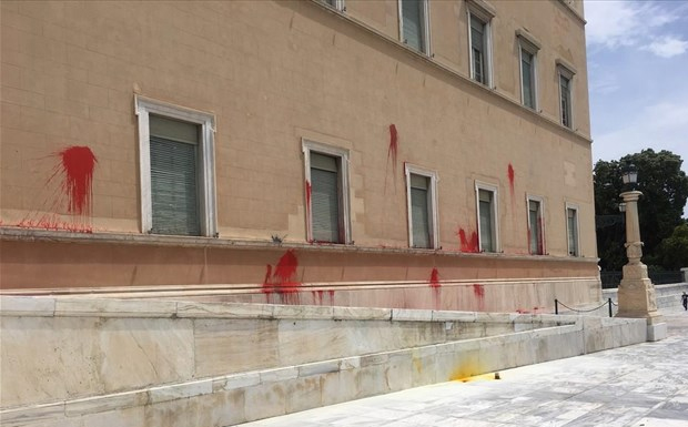 Ο Ρουβίκωνας πίσω από την επίθεση στη Βουλή