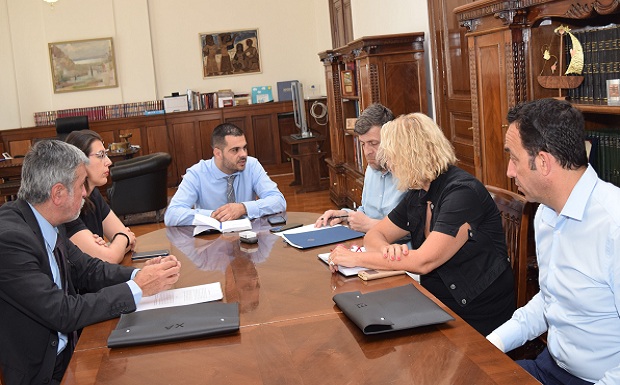 ΥΜΑ-Θ: Υπογράφηκε η σύμβαση με το… Καραβάκι για τον Καθαρισμό του Θερμαϊκού κόλπου