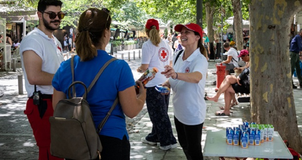 Ο Ελληνικός Ερυθρός Σταυρός δίπλα στους πολίτες τις ημέρες του καύσωνα