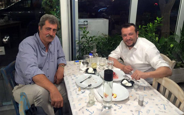 Παύλος Πολάκης και Νίκος Παππάς χαλάρωσαν σε ψαροταβέρνα στο Μοσχάτο