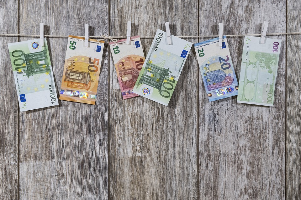 Θα βγάλει… λαβράκια η έρευνα της Αρχής για το Ξέπλυμα Μαύρου Χρήματος στις εταιρείες διαχείρισης δανείων