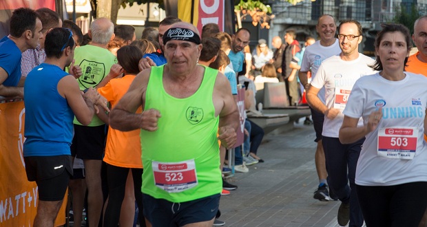 Eνας 73χρονος έκλεψε την παράσταση στα Βίκος Street Relays της Κοζάνης