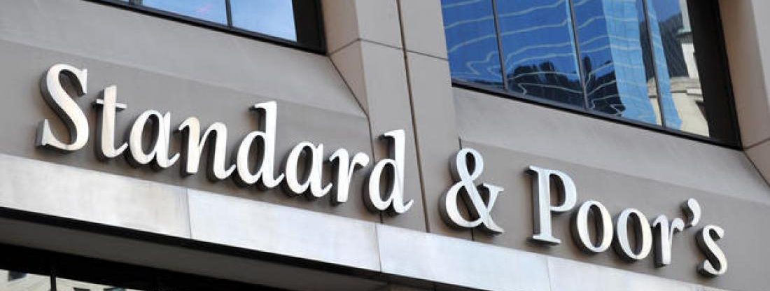 Η Standard & Poor’s αναβάθμισε τις προοπτικές του αξιόχρεου της Ελλάδας σε θετικές από σταθερές