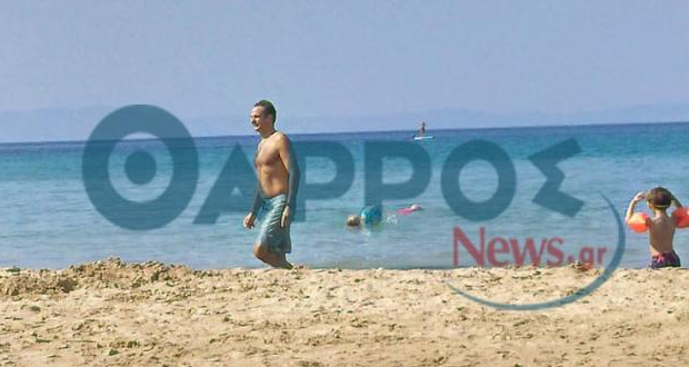 Το καλοκαίρι συνεχίζεται για τον πρωθυπουργό στην παραλία της Καλογριάς
