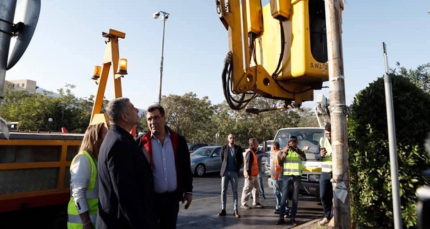Περισσότερες από 3.500 παράνομες διαφημιστικές αφίσες και λάβαρα αποξηλώθηκαν από κεντρικούς δρόμους σε όλο το λεκανοπέδιο, με πρωτοβουλία του Περιφερειάρχη Αττικής Γ. Πατούλη