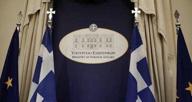 Βγήκαν τα μαχαίρια