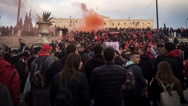 Πάρτυ οπαδών Ολυμπιακού – Ερυθρού Αστέρα στο Σύνταγμα