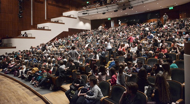 Έως και τέσσερις δωρεάν θεατρικές παραστάσεις τη χρονιά για μαθητές του δήμου Νεάπολης-Συκεών