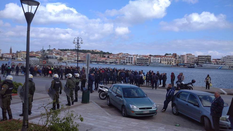 Τις ΜΚΟ «βλέπει» πίσω από τα επεισόδια στη Λέσβο ο Μηταράκης