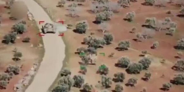 Τουρκικό τεθωρακισμένο ΖΜΑ-15 κυνηγάει άρμα Τ-72 των δυνάμεων του Άσαντ