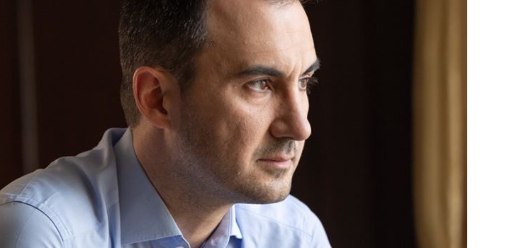 Αλέξης Χαρίτσης: «Την ώρα που η κοινωνία αγκομαχά να αντιμετωπίσει τις πολλαπλές κρίσεις, βλέπει τους κυβερνώντες να χρησιμοποιούν την κρίση ως ευκαιρία για πλιάτσικο στα δημόσια ταμεία»