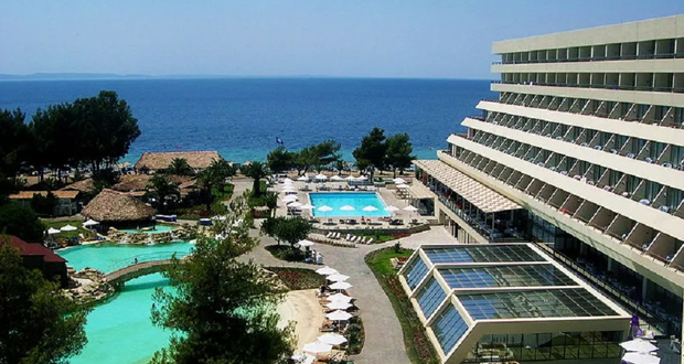 Σε νέα εποχή μπαίνει το Πόρτο Καρράς – Στην Belterra Investments του Ιβάν Σαββίδη αντί του ποσού των 205 εκατ. ευρώ