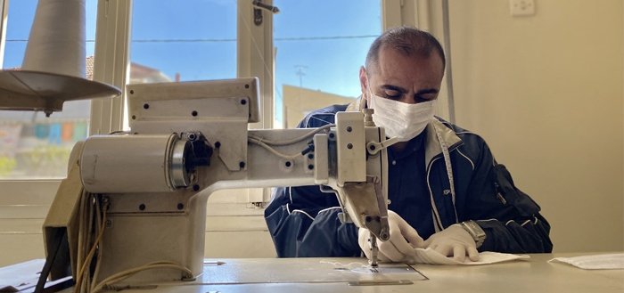 Τρίκαλα Covid-19: Πρόσφυγας ράβει μάσκες υπέρ της αλληλεγγύης