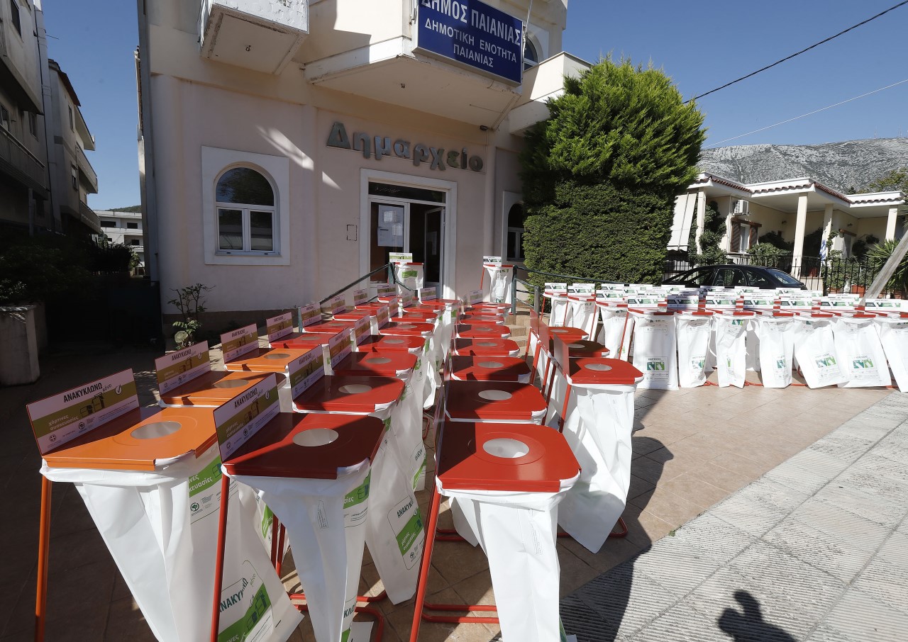 Παραδόθηκαν ειδικοί κάδοι εσωτερικής ανακύκλωσης και διαλογής πλαστικών, μεταλλικών, χάρτινων και γυάλινων συσκευασιών από την Περιφέρεια Αττικής