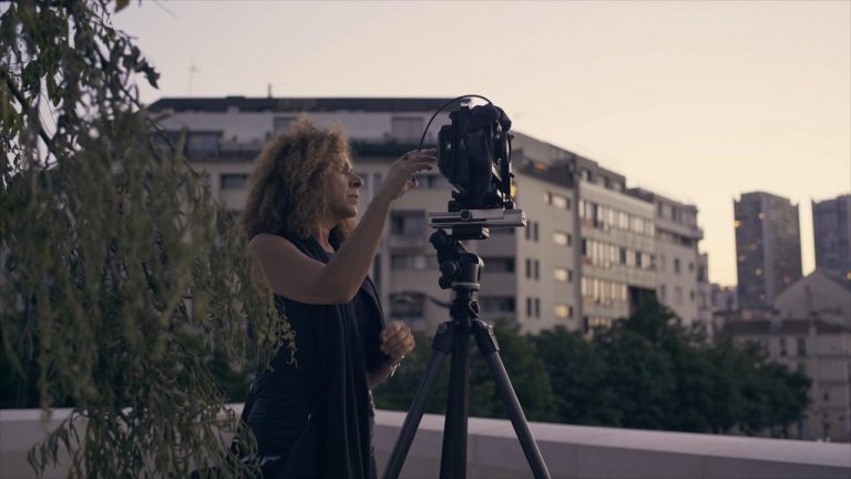 COSMOTE HISTORY: «Οι κυνηγοί της αιωνιότητας» ρίχνουν αυλαία με την «ιέρεια» της αρχιτεκτονικής φωτογραφίας, Εριέτα Αττάλη