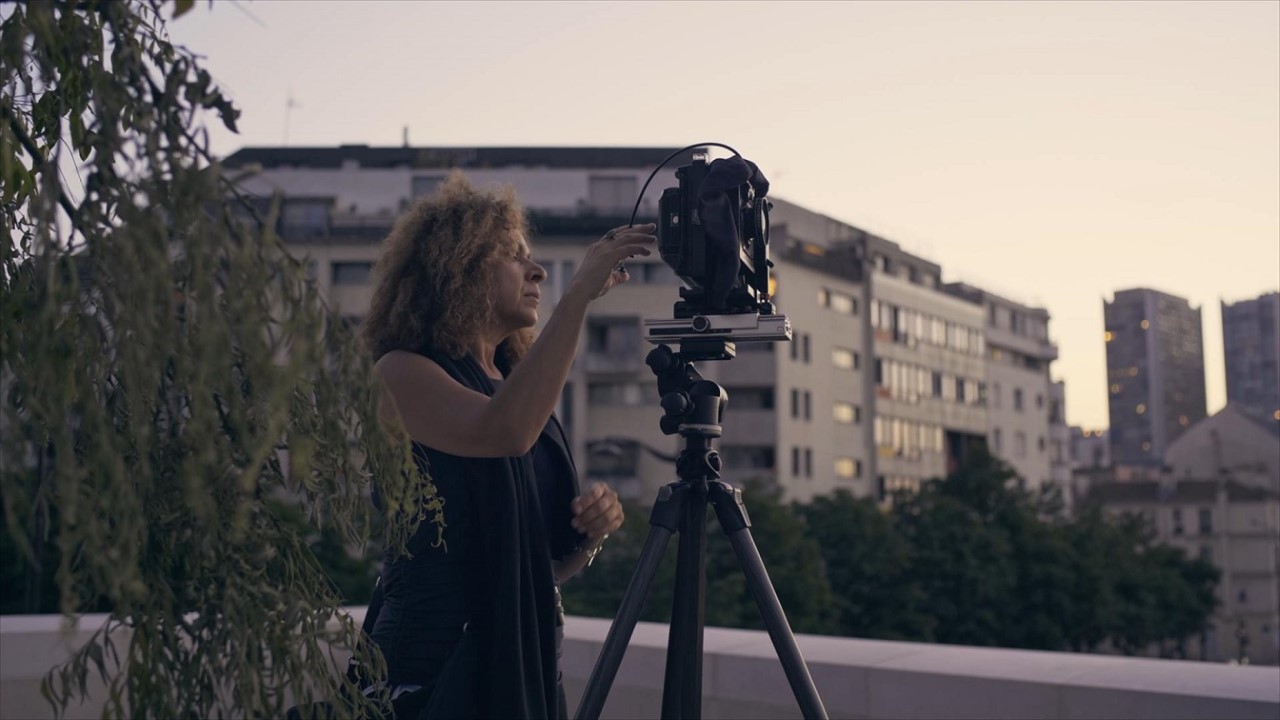 COSMOTE HISTORY: «Οι κυνηγοί της αιωνιότητας» ρίχνουν αυλαία με την «ιέρεια» της αρχιτεκτονικής φωτογραφίας, Εριέτα Αττάλη