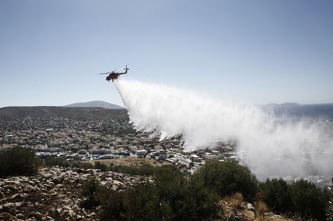 Σε ύφεση η πυρκαγιά στην περιοχή της Βάρης–Κορωπίου