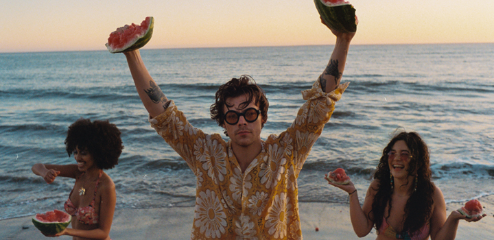 HARRY STYLES – Χρυσά στην Ελλάδα τα “Watermelon Sugar” και “Adore You”!