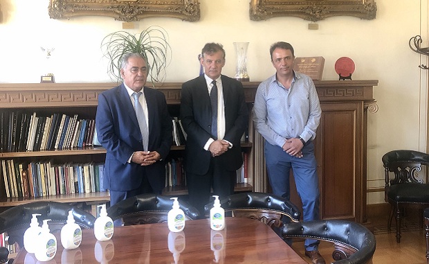 Δωρεά αντισηπτικών από το Επαγγελματικό Επιμελητήριο Αθηνών στο ΕΚΠΑ