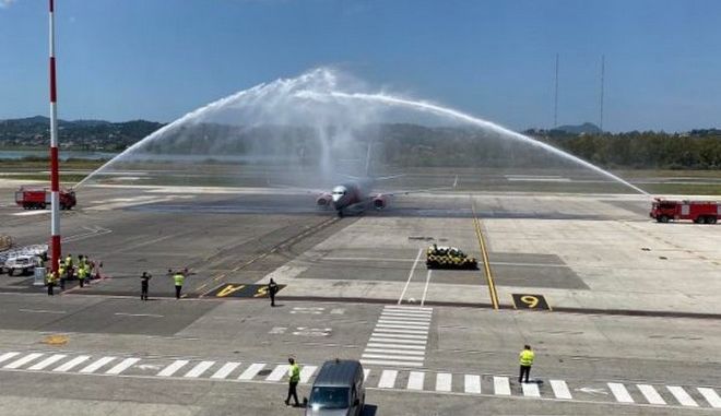 Κέρκυρα: Αψίδα νερού για τους πρώτους Βρετανούς – Έβδομο κρούσμα στο νησί