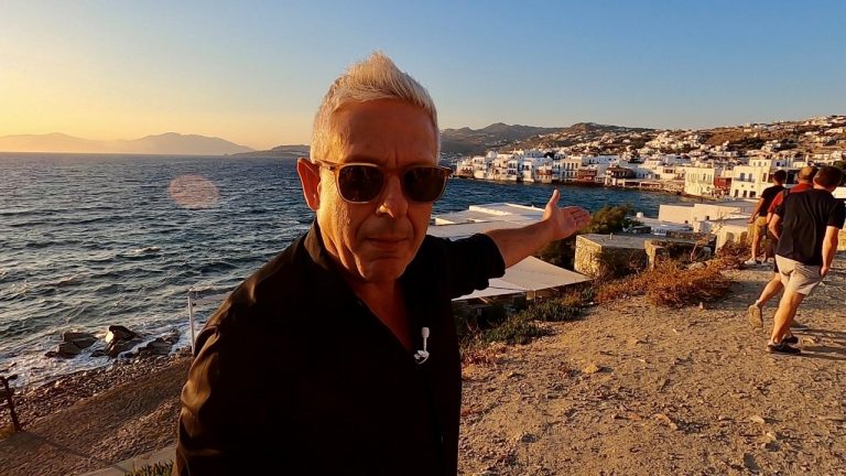 Ο Τάσος Δούσης μας ταξιδεύει στη Μύκονο, με «Εικόνες» που μας μαγεύουν!