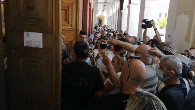 Πάτρα: Συνωστισμός έξω από το Δημοτικό Θέατρο «Απόλλων» για ένα εισιτήριο