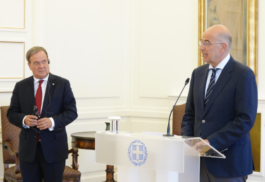 Άρμιν Λάσετ: Δεν μπορούμε να αφήσουμε την Ελλάδα μόνη της – Δένδιας σε Τουρκία: Μόνες μας διαφορές, υφαλοκρηπίδα και θαλάσσιες ζώνες