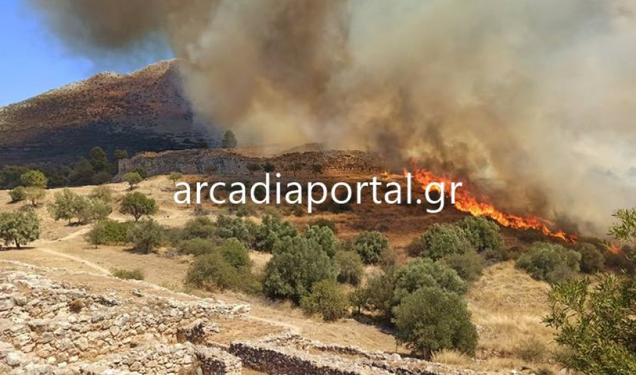 Φωτιά στις Μυκήνες – Εκκενώνεται προληπτικά ο αρχαιολογικός χώρος