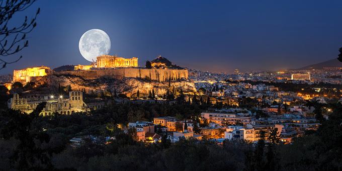 Ρομαντικός περίπατος στην Πλάκα κάτω από το φως του φεγγαριού – Αφιερωμένος στον Κωστή Παλαμά