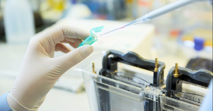 Covid-19: Οι Βρυξέλλες συμφώνησαν με την AstraZeneca για την αγορά τουλάχιστον 300 εκατ. δόσεων του εμβολίου της