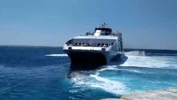 Σίκινος: Εντυπωσιακές μανούβρες πλοίου που αποχαιρετά το νησί! (video)