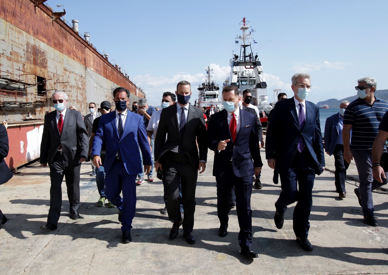 Γεωργιάδης, Παπαθανάσης και Pyatt στα Ναυπηγεία Ελευσίνας
