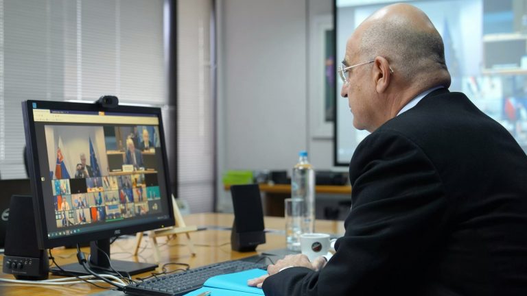 Για την τουρκική προκλητικότητα ενημέρωσε τους ομολόγους του στο ΣΕΥ ο Ν. Δένδιας