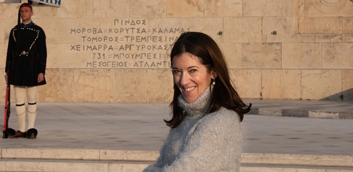 H Victoria Hislop σας προσκαλεί να υπογράψετε κι εσείς…