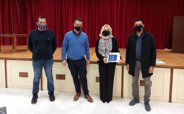 Ο Δήμος Σαλαμίνας δωρίζει tablets στους μαθητές του Κοινωνικού Φροντιστηρίου ενισχύοντας την τηλεκπαίδευση