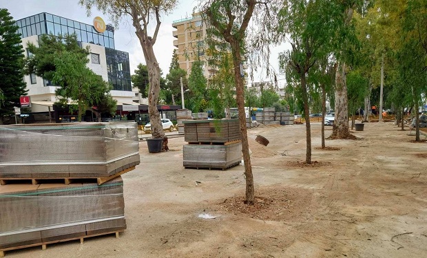 Η Γλυφάδα ομορφαίνει με εκατοντάδες νέα δέντρα