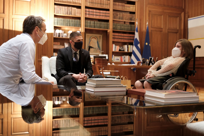 Συνάντηση Κυρ. Μητσοτάκη με τη φοιτήτρια Ελευθερία Τόσιου και τον δρομέα Μάριο Γιαννάκου