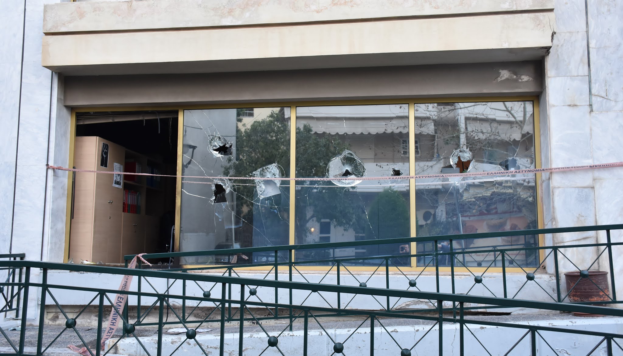 Επίθεση στο δημαρχείο του Μοσχάτου – Πέταξαν μολότοφ και προκάλεσαν σοβαρές υλικές ζημιές