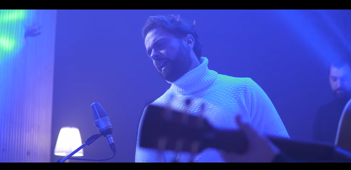 Ηλίας Βρεττός: «Τον Άνθρωπο Τον Λάθος» (Acoustic Version – music video)